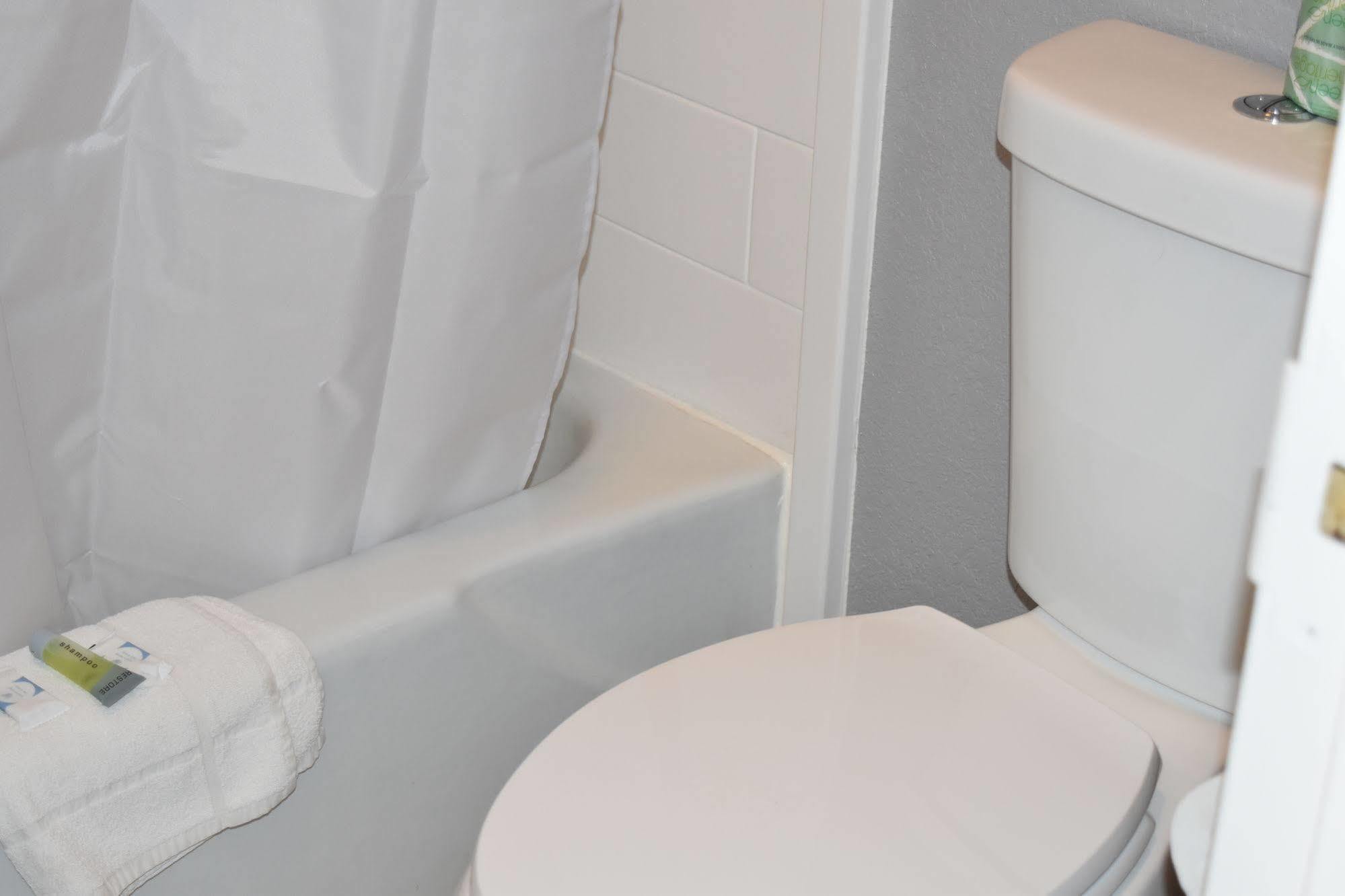 Woodfield Inn And Suites Yoakum Экстерьер фото