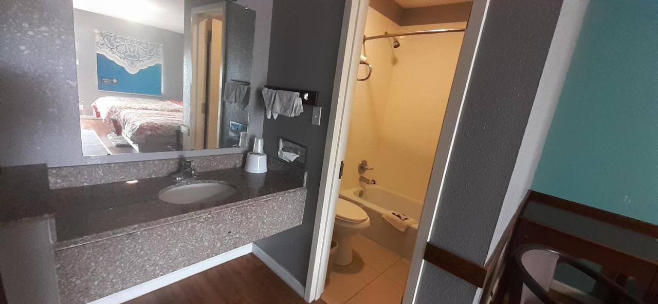 Woodfield Inn And Suites Yoakum Экстерьер фото